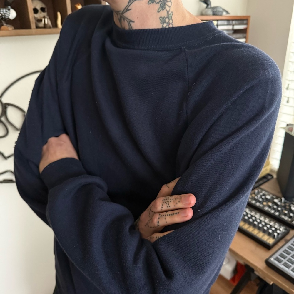 ๐ SOLD ๐ Vintage 80s Navy Blue Blank Raglan Crewneck Sweatshirt Sportswear ~ M - Picture 3 of 6